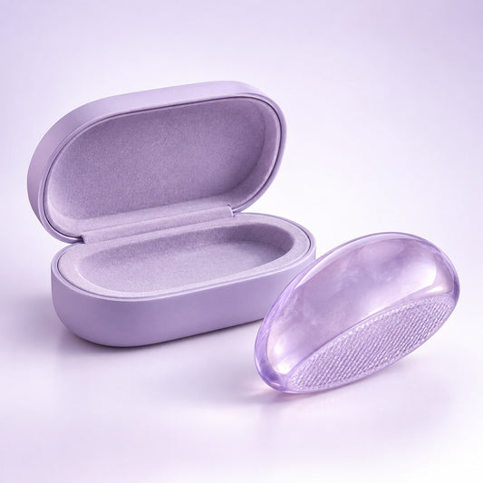 Borrador de vello de cristal lila junto a su estuche